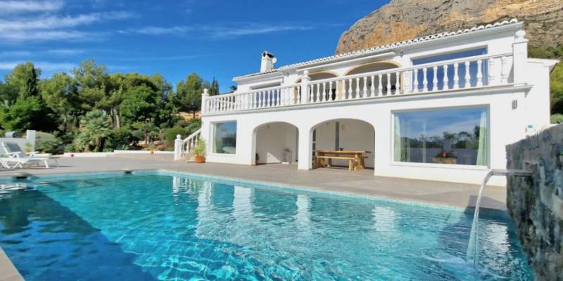 In these luxury villas for sale in Costa Blanca you will enjoy the sun, the sea and the golf 